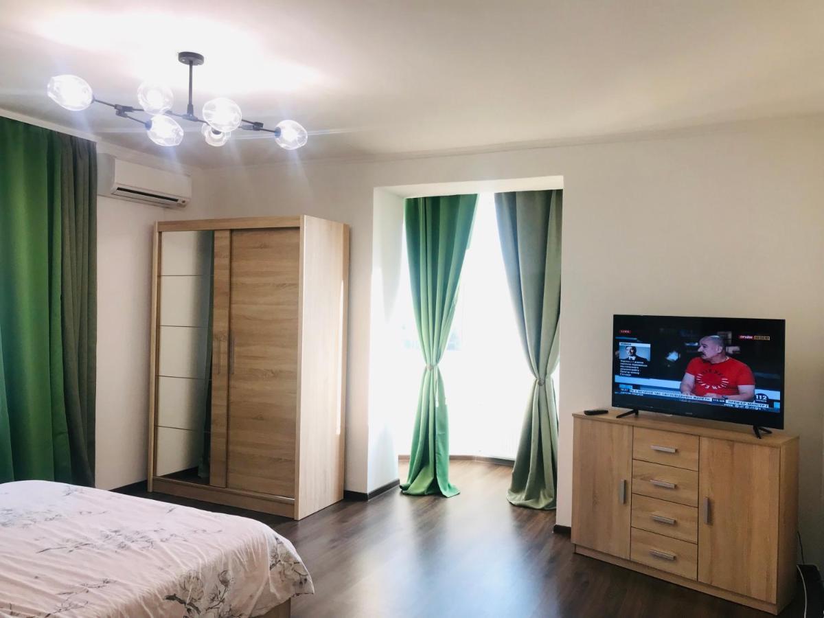 Naberezhna 10, Central Lutsk Appartement Buitenkant foto